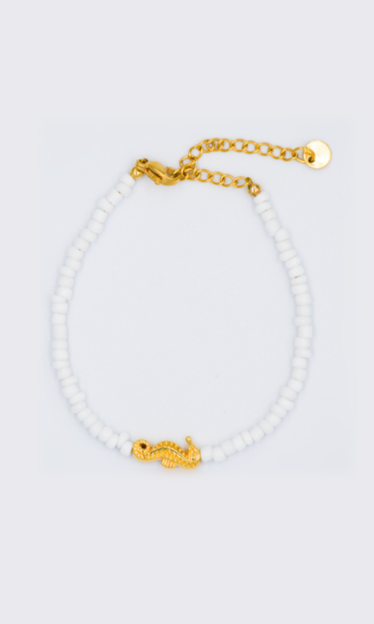Witte kralen armband met een zeepaardje als bedel en gouden stainless steel sluiting