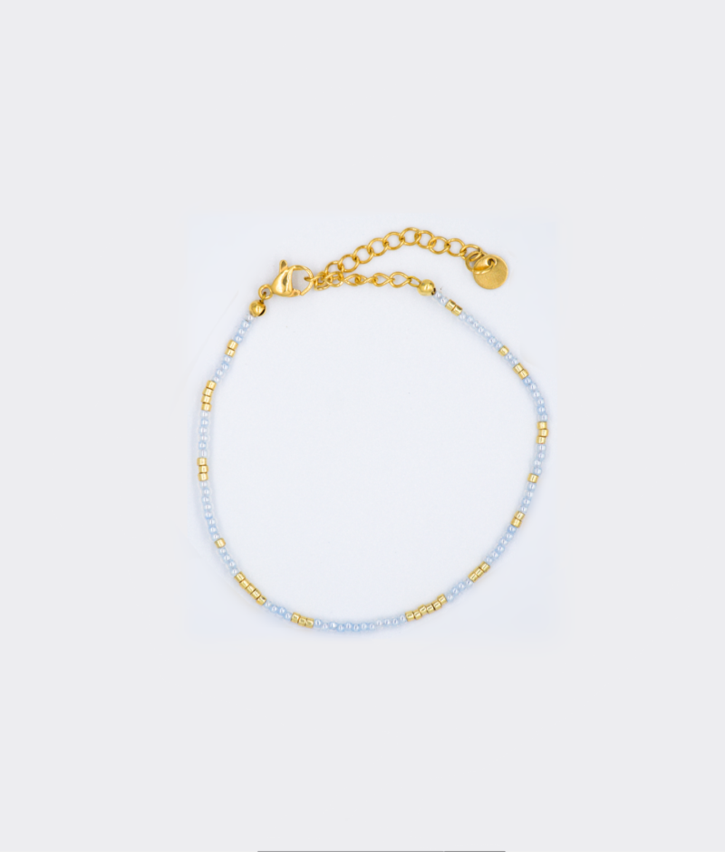 Gouden stainless steel armband met licht blauwe en gouden kraaltjes