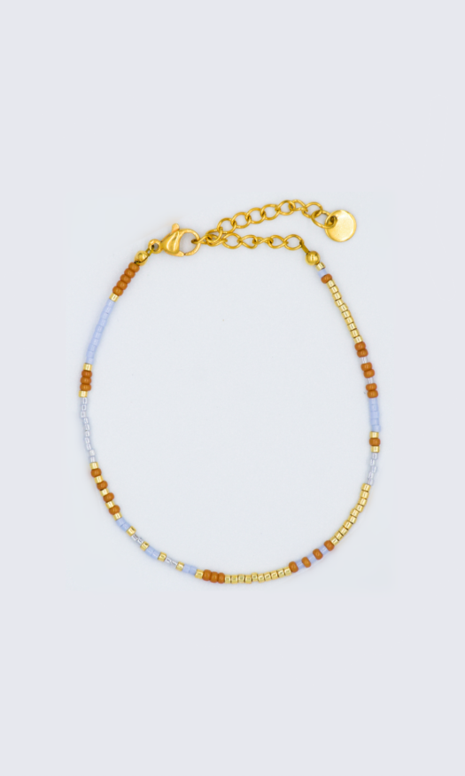Gouden stainless steel kralen armband met gouden, blauwe en cognac kleurige kralen