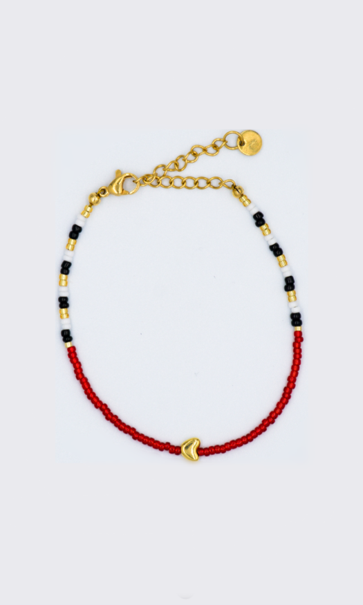 Gouden stainless steel armband met rode, zwarte, witte en gouden kralen en een gouden hartje als bedel