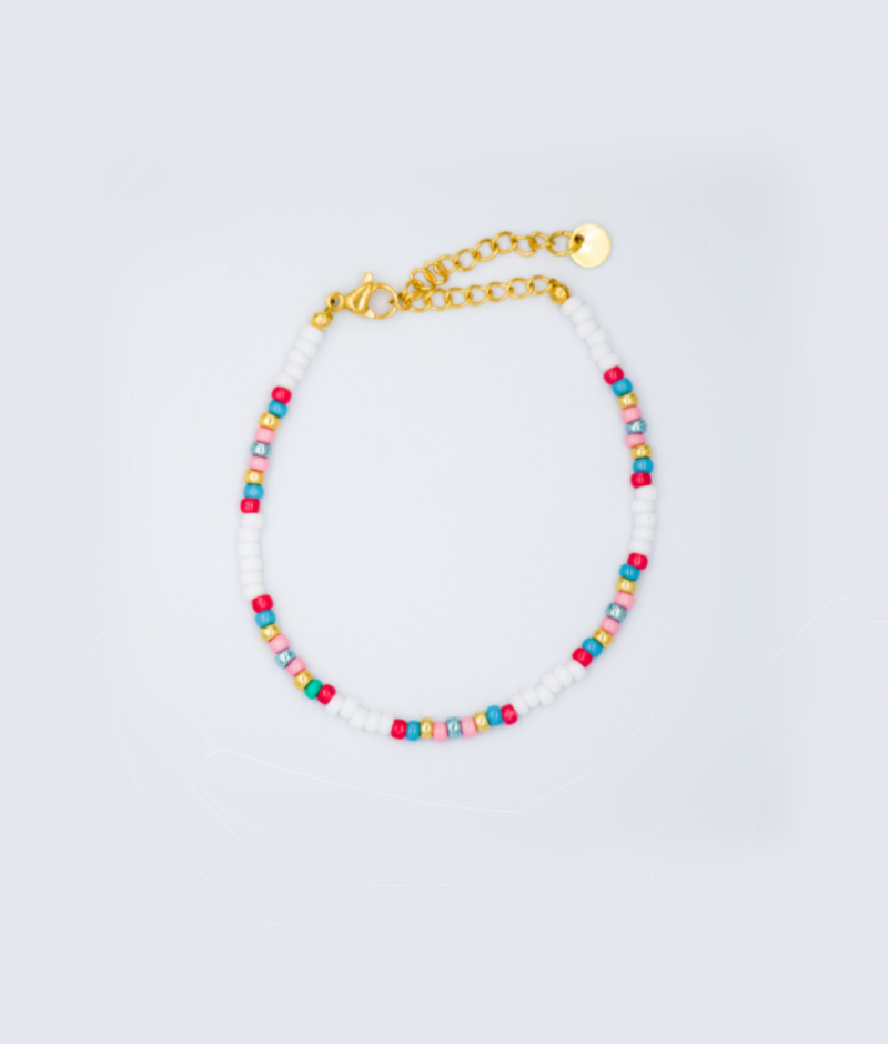 Vrolijk kralen armband met witte, roze en blauwe kralen met een gouden stainless steel sluiting