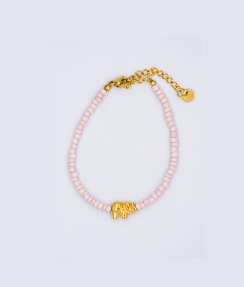 Roze kralen armband met gouden olifantje als bedel met gouden stainless steel sluiting