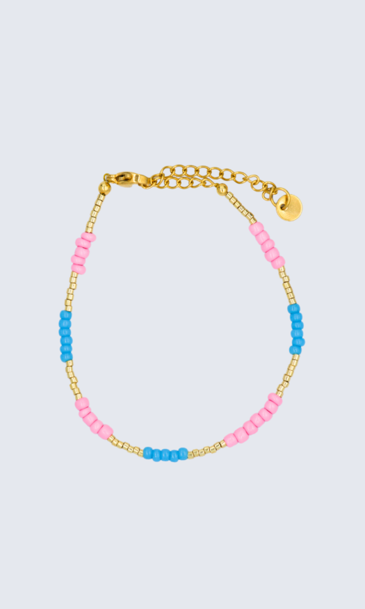 Handgemaakte kralen armband met roze, blauwe en gouden kralen en een gouden stainless steel sluiting