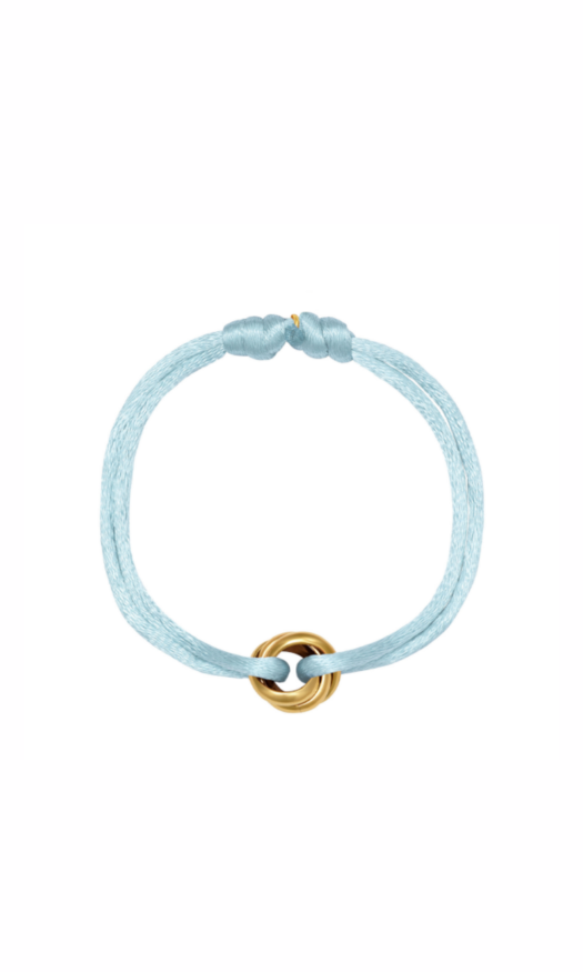 Licht blauwe satijnen armband met gouden ringetjes