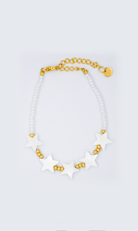 Handgemaakte kralen armband met witte en gouden kralen met sterren kralen van parel. De sluiting is gemaakt van gouden stainless steel