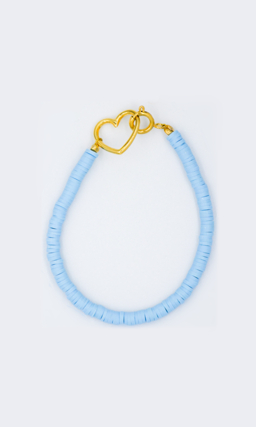 Handgemaakte licht blauwe kralen armband met een hartjes stainless steel sluiting