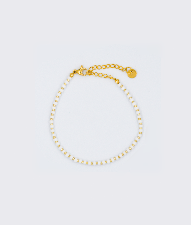 Handgemaakte stainless steel armband met witte en gouden kralen