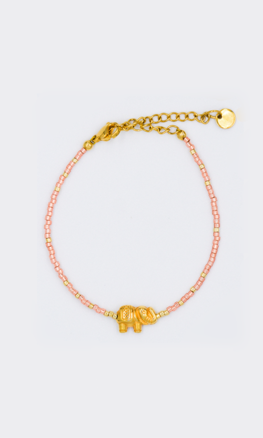 handgemaakte kralen armband met gouden en roze kralen met een olifantje als bedel. De gouden sluiting is van stainless steel