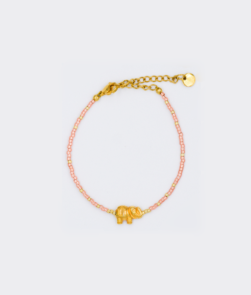 handgemaakte kralen armband met gouden en roze kralen met een olifantje als bedel. De gouden sluiting is van stainless steel