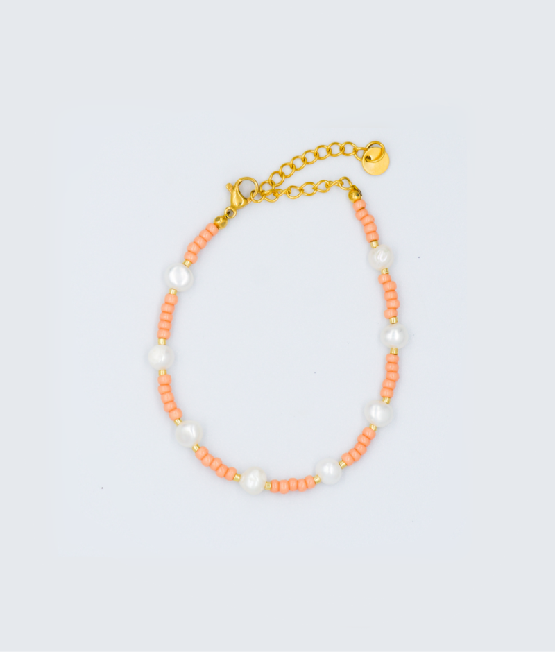 Handgemaakte oranje kralen armband met parels en een gouden stainless steel sluiting