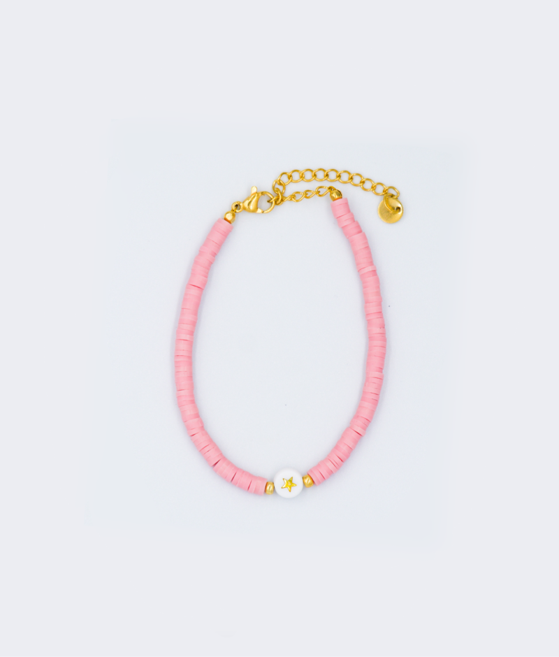 Handgemaakte roze kralen armband met een ster en een gouden stainless steel sluiting