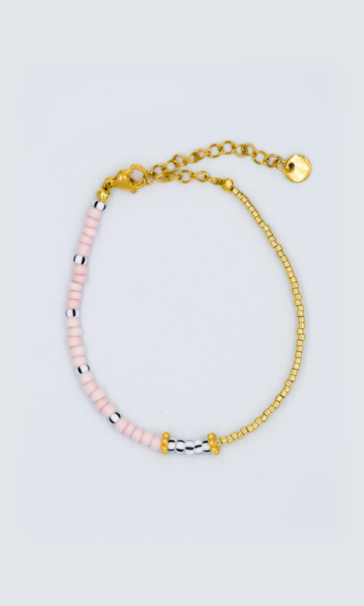 Handgemaakte stainless steel armband met gouden en roze kraaltjes en wit met zwart gestreepte kraaltjes