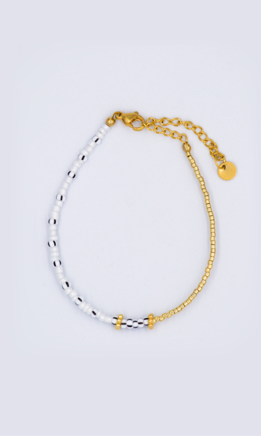 Handgemaakte stainless steel armband met gouden kraaltjes en wit met zwart gestreepte kraaltjes