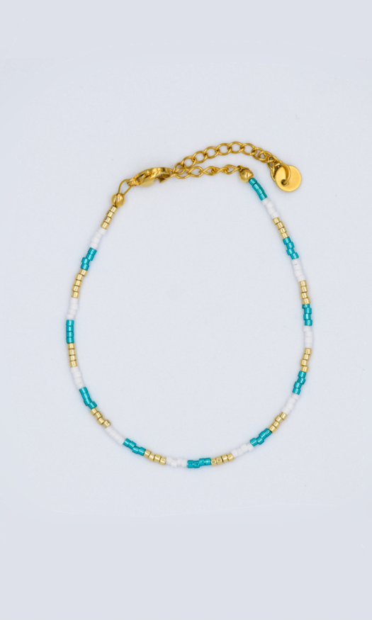 Handgemaakt armband met turquoise, witte en gouden kralen met een gouden stainless steel sluiting