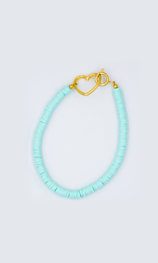 handgemaakte turquoise armband met gouden stainless steel hartjes sluiting