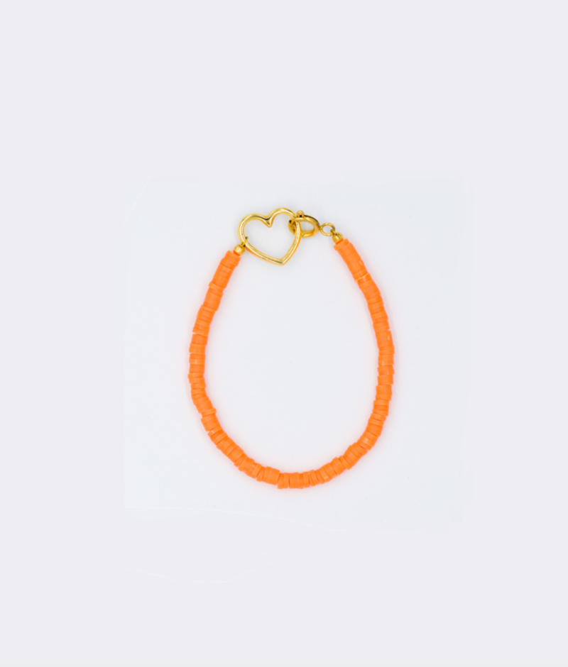 Oranje handgemaakte armband met gouden stainless steel hartjes sluiting