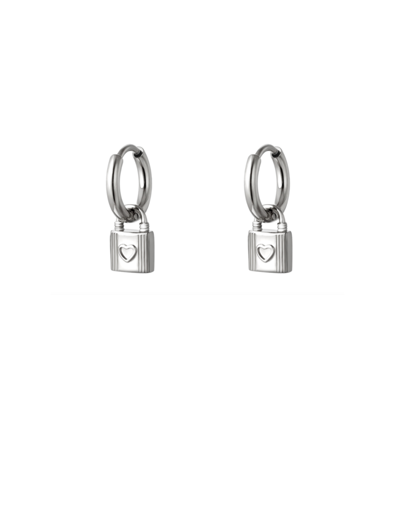 Zilveren stainless steel oorbellen met een slotje met hartje als hanger