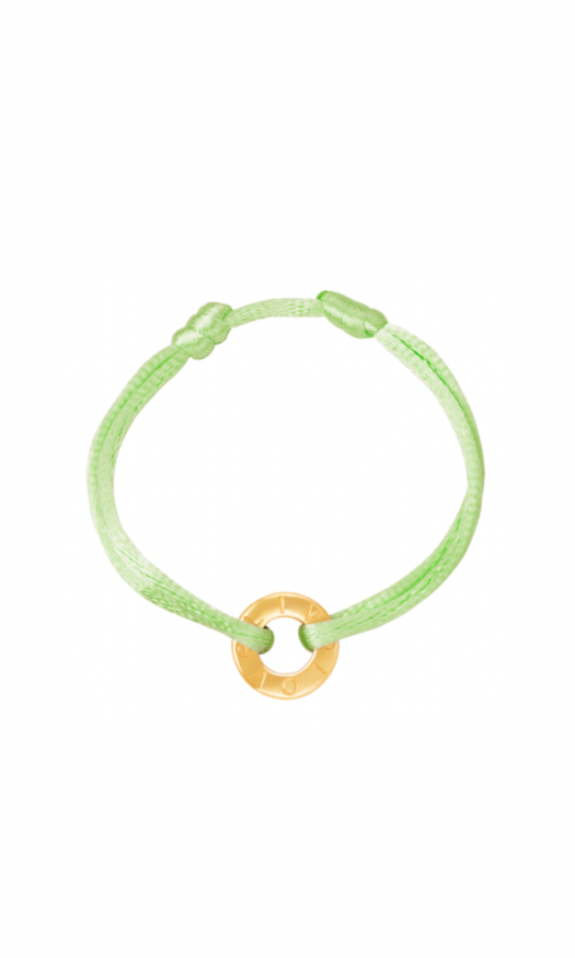 Groene satijnen armband met cirkel met LOVE erop