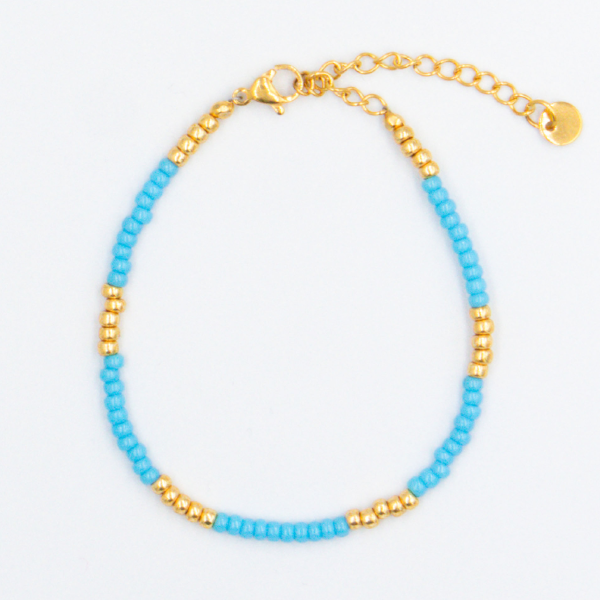Gouden stainless steel armband met blauwe en gouden kralen