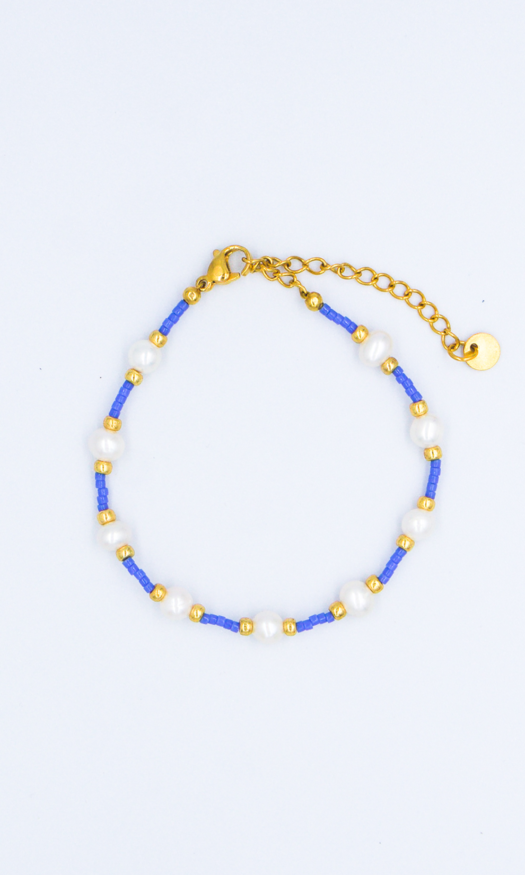 Blauwe kralen armband met parel kralen en gouden stainless steel sluiting