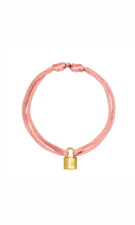 Perzik roze satijnen armband met een goud slotje als bedel