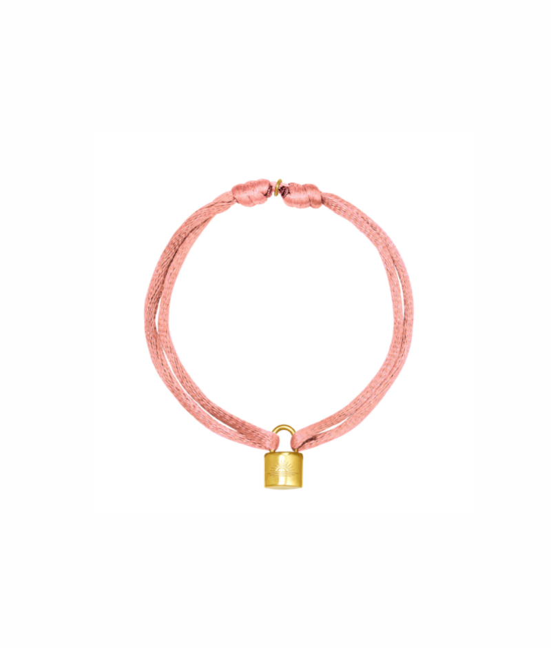 Perzik roze satijnen armband met een goud slotje als bedel