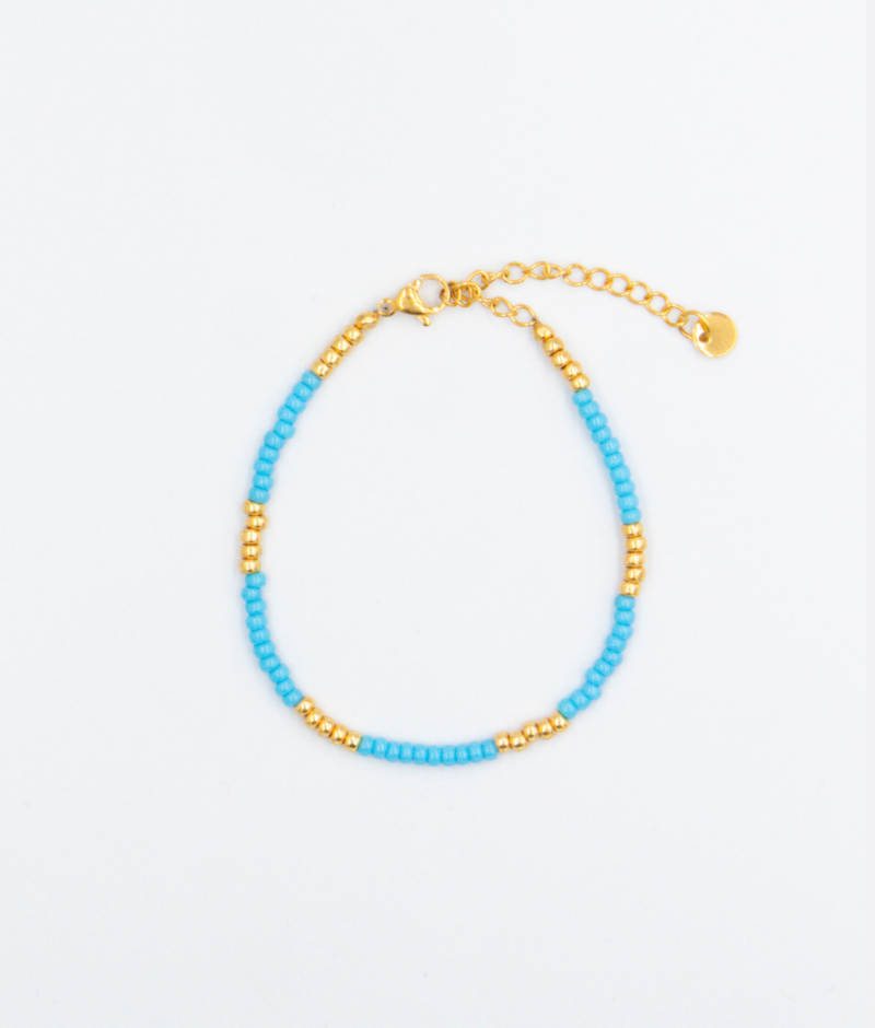 Handgemaakte kralen armband met blauwe en gouden kralen met een gouden stainless steel sluiting