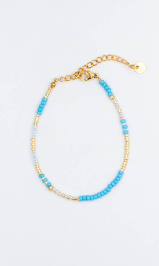 Handgemaakte kralen armband met blauwe, witte en gouden kralen met een gouden stainless steel sluiting