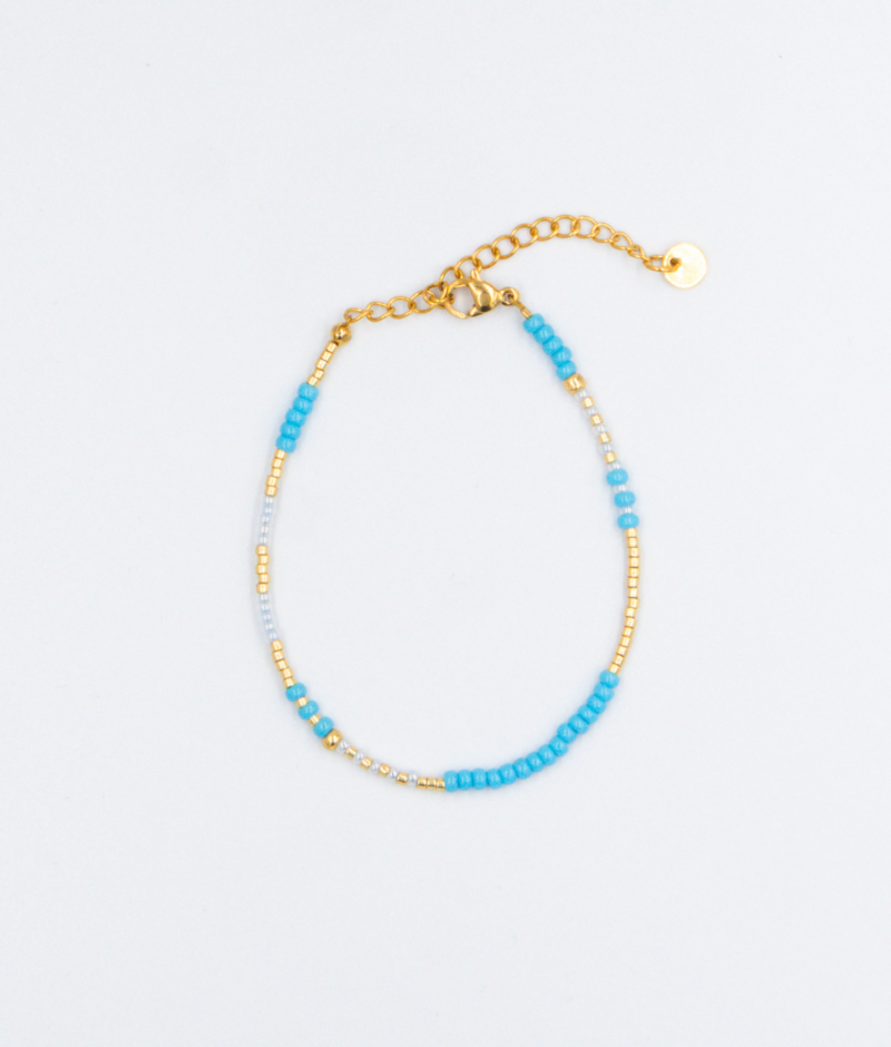 Handgemaakte kralen armband met blauwe, witte en gouden kralen met een gouden stainless steel sluiting