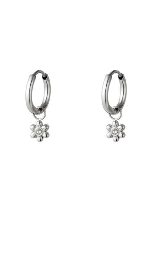 Zilveren stainless steel oorbellen met een bloemetje als hanger