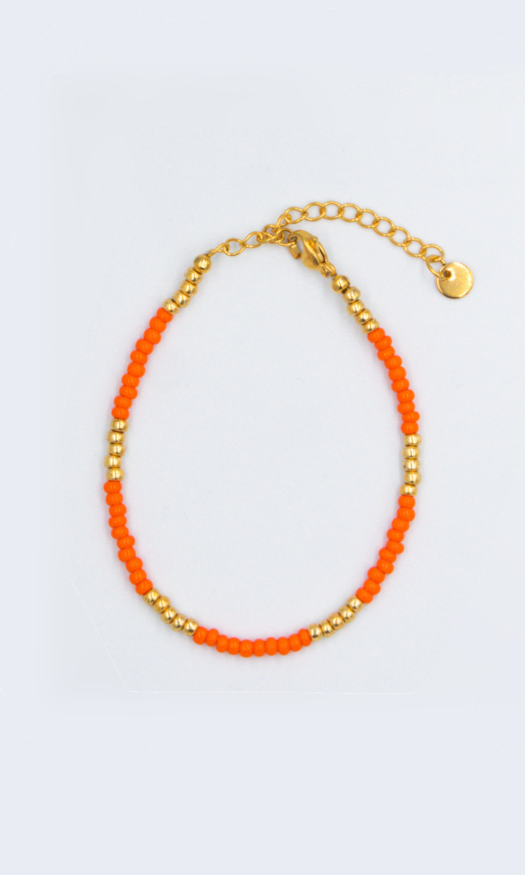 Handgemaakte oranje kralen armband met gouden kralen en een gouden stainless steel sluiting