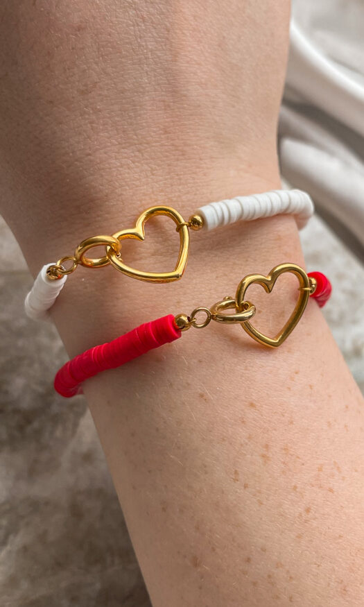Armbanden set met wit en rode armbandje met een hartjes sluiting