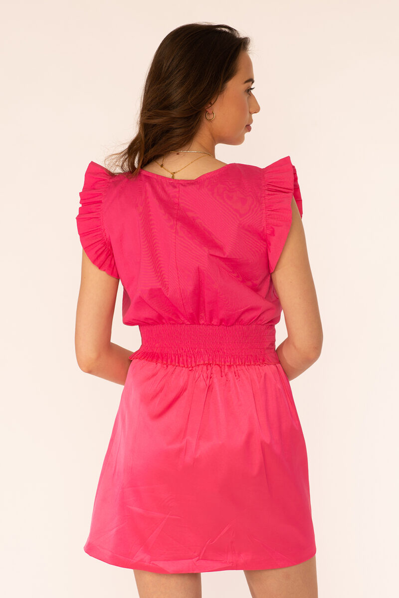 Satijn roze rok met elastieke tailleband aan de achterkant en een klein splitje op de heup
