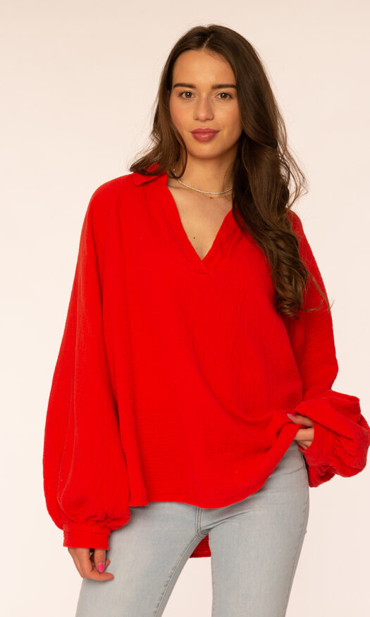 Rode blouse met een v-hals en ballonmouw