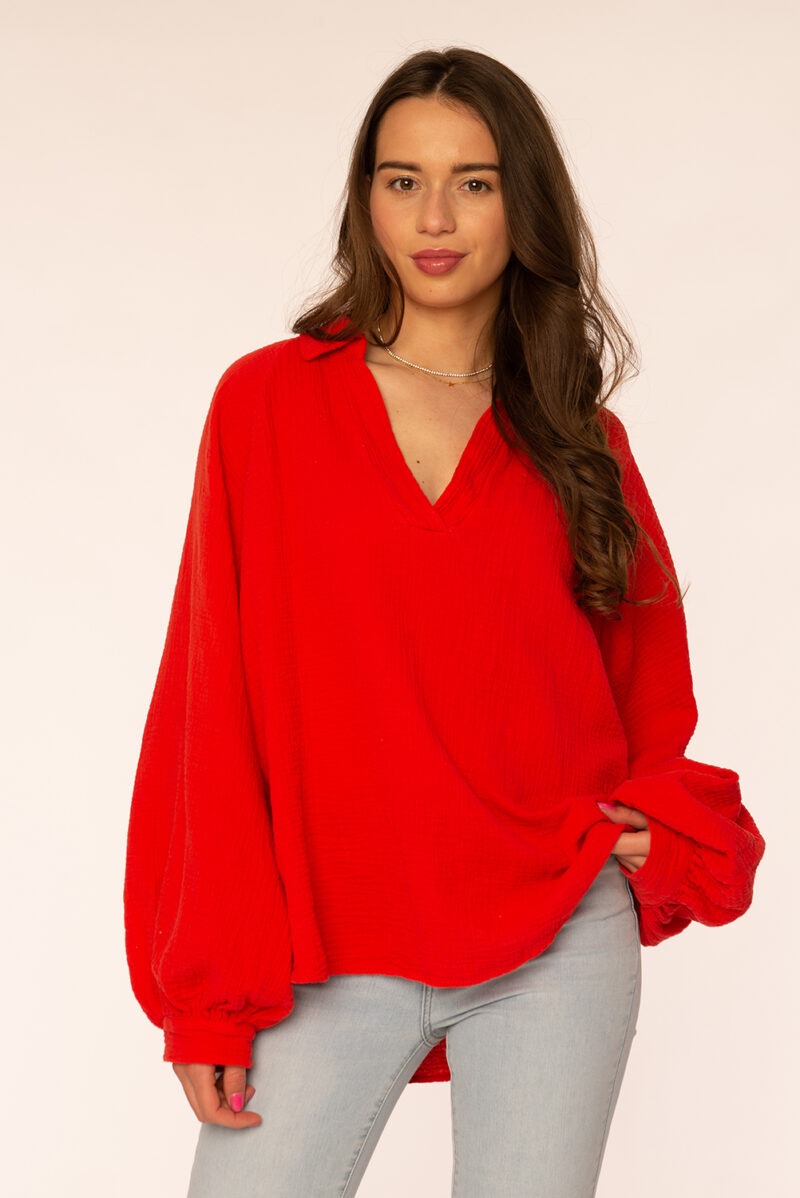 Rode blouse met een v-hals en ballonmouw