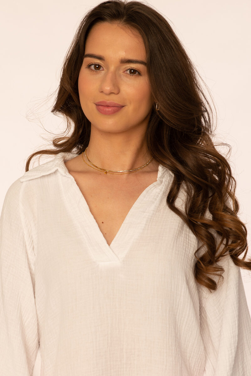 Witte blouse met een v-hals en ballonmouw
