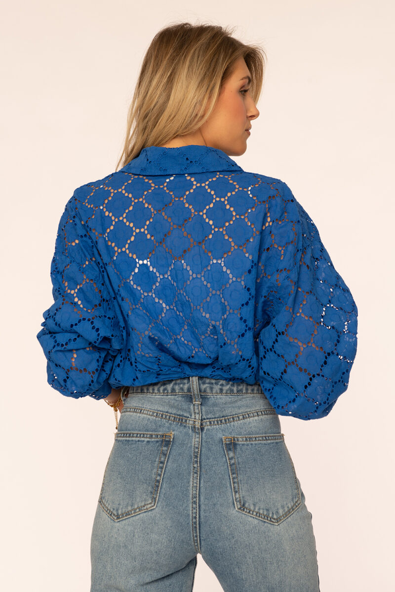 Blauwe cropped broderie blouse