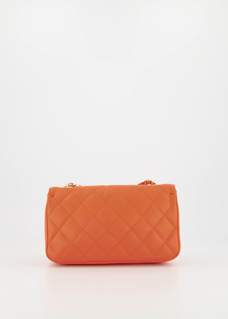 Oranje leren tas met gouden hardware geïnspireerd door Chanel