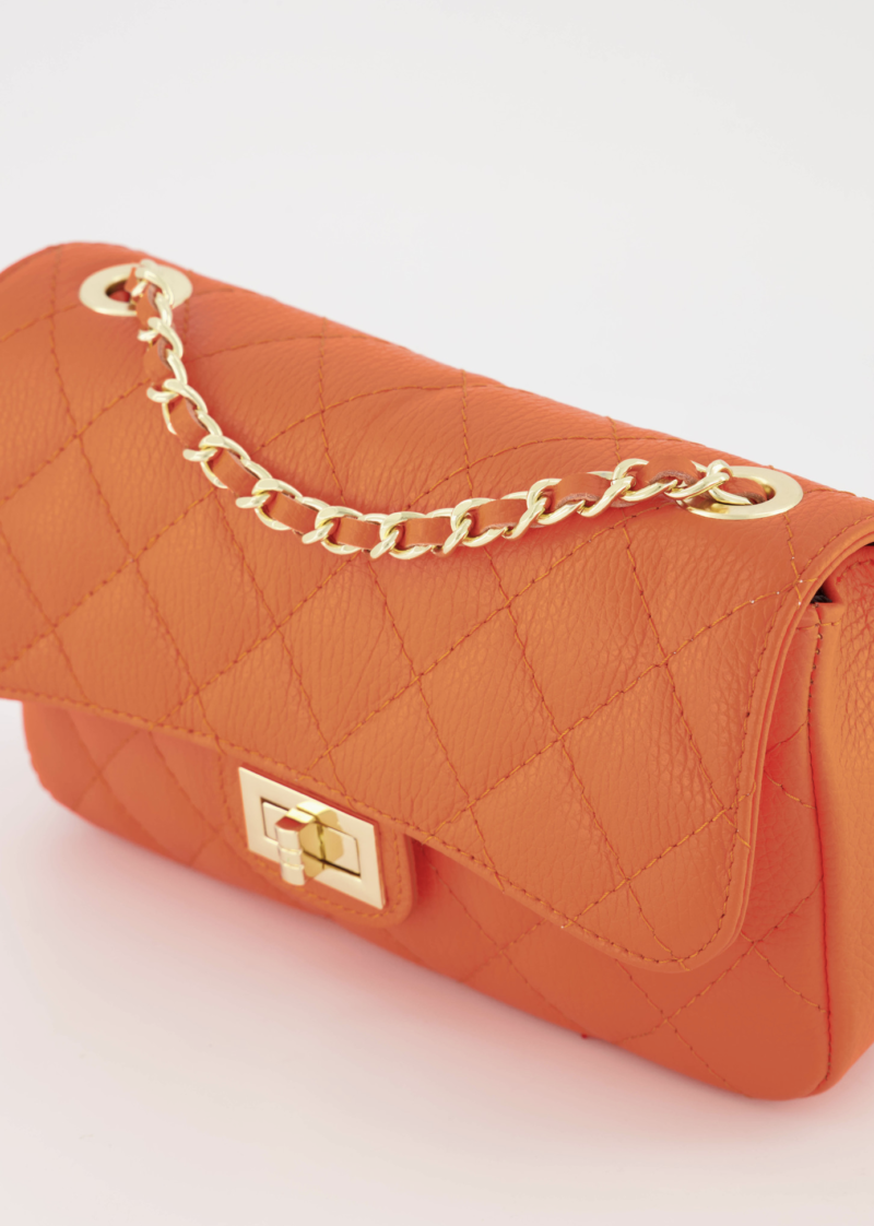 Oranje leren tas met gouden hardware geïnspireerd door Chanel