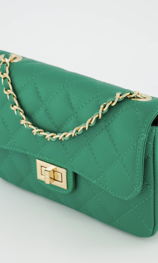 Groene leren tas met gouden hardware geïnspireerd door Chanel