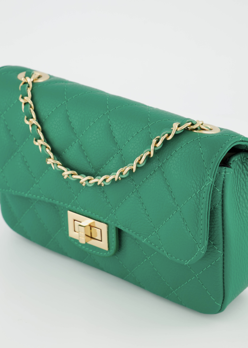 Groene leren tas met gouden hardware geïnspireerd door Chanel