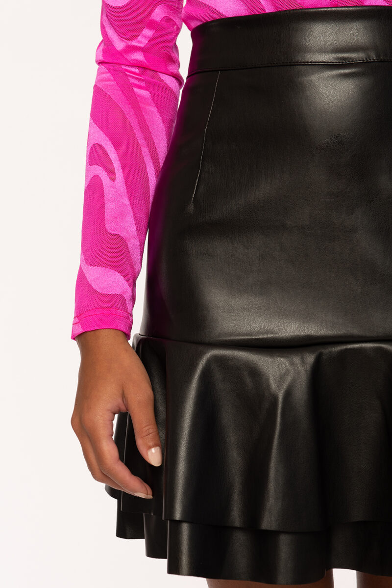 Zwarte leren rok met een roze top