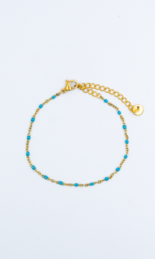 Gouden stainless steel armband met blauwe kraaltjes