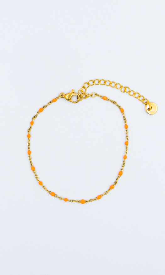 Gouden stainless steel armband met oranje kralen