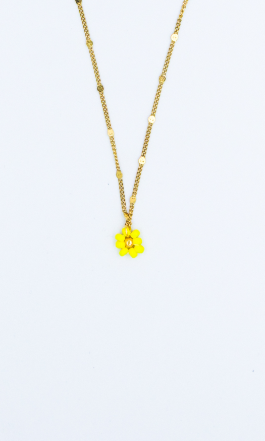 Gouden stainless steel ketting met fijne schakels en een gele kralen bloem als bedel