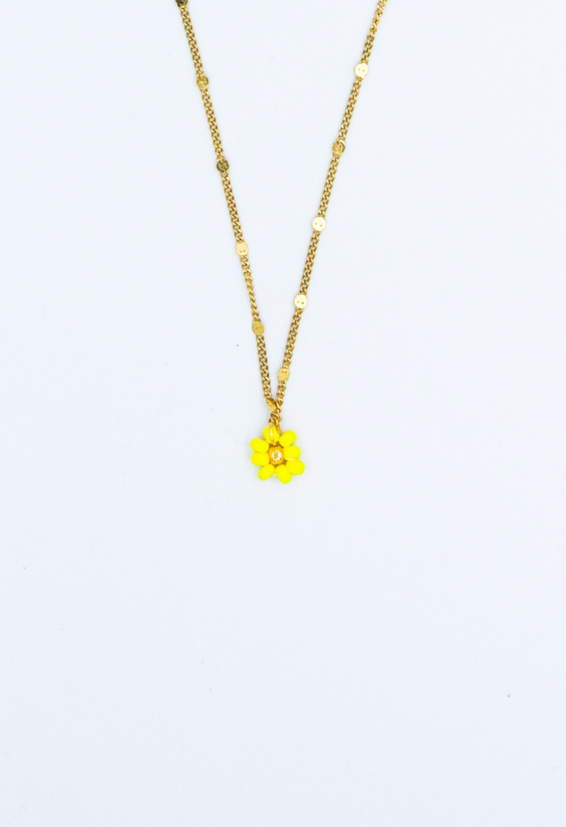 Gouden stainless steel ketting met fijne schakels en een gele kralen bloem als bedel