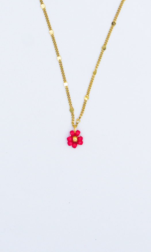 Gouden stainless steel ketting met fijne schakels en een roze kralen bloem als bedel