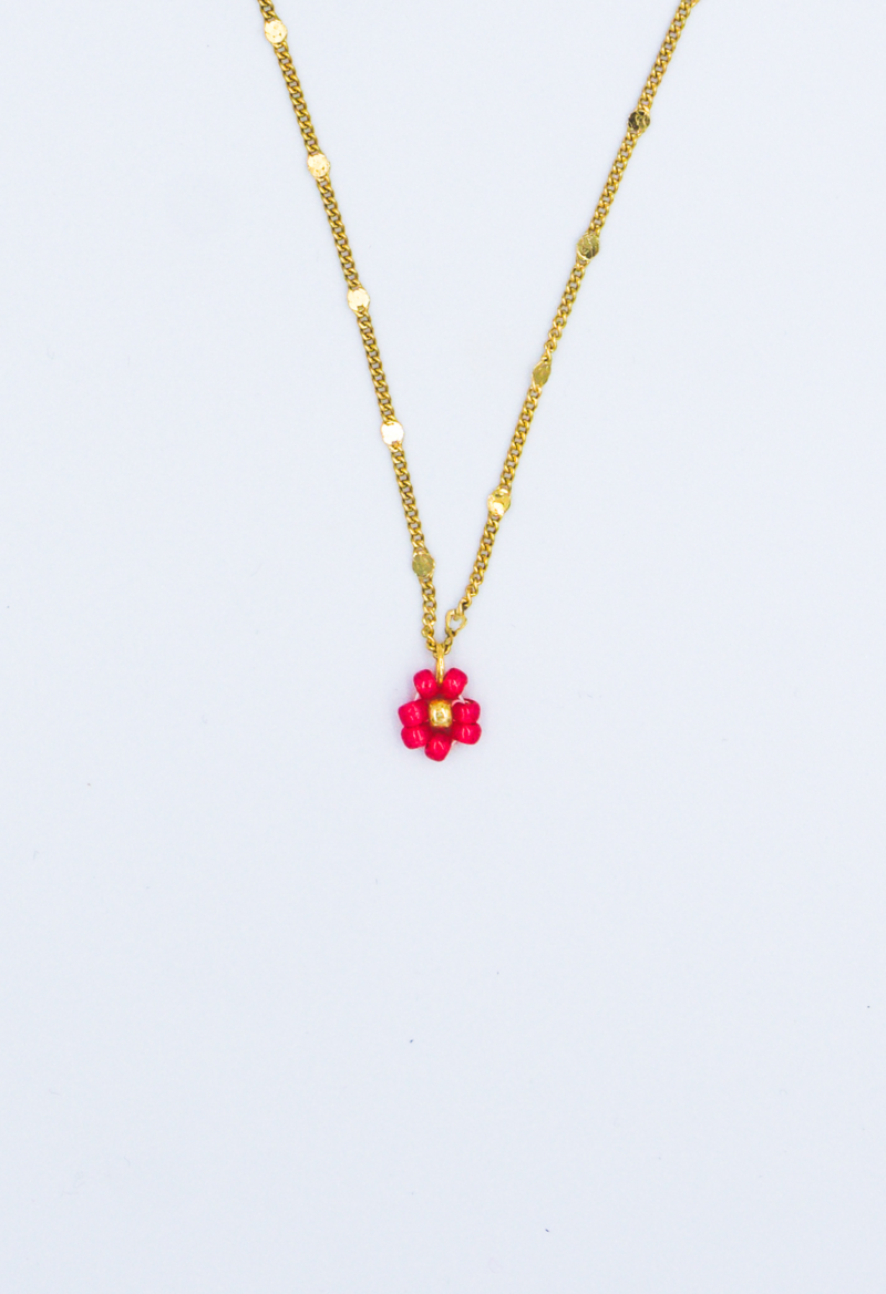 Gouden stainless steel ketting met fijne schakels en een roze kralen bloem als bedel