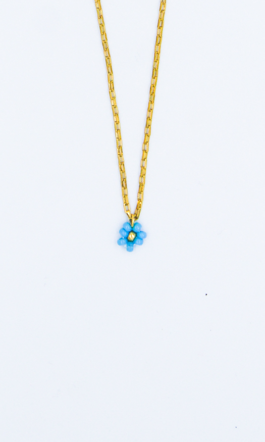Gouden stainless steel ketting met fijne schakels en een blauwe kralen bloem als bedel