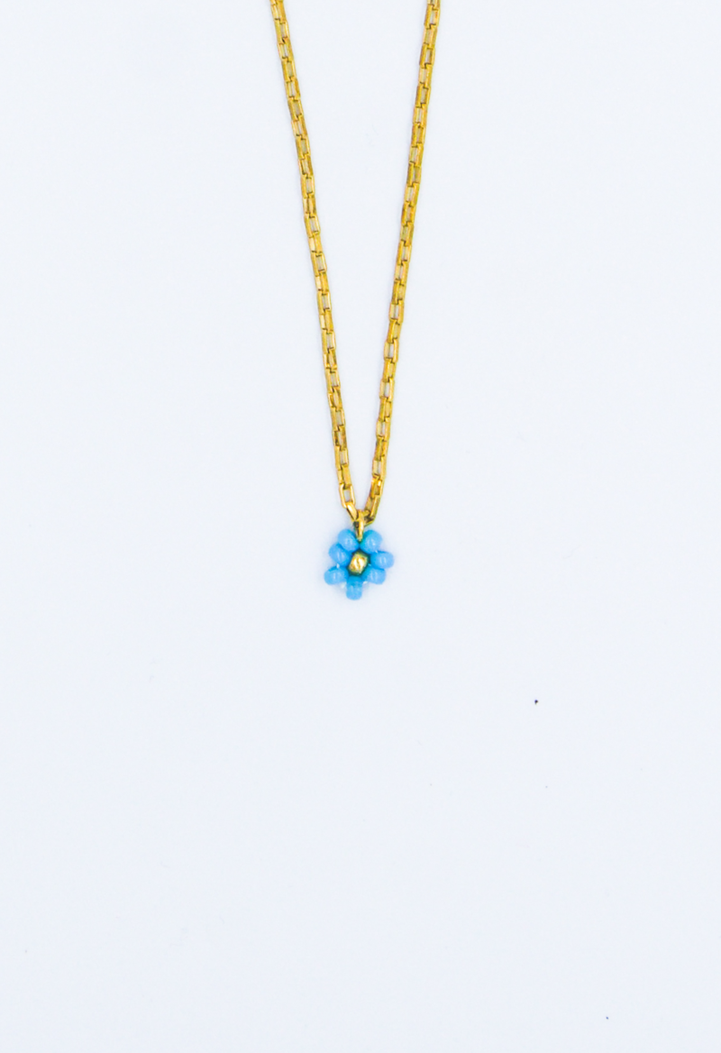 Gouden stainless steel ketting met fijne schakels en een blauwe kralen bloem als bedel